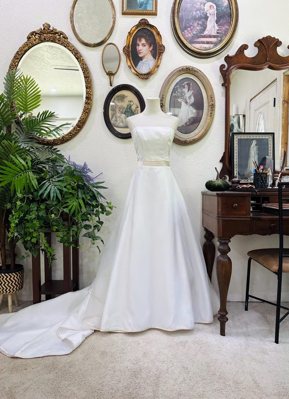 michelangelo bridesmaid dresses Strapless Organza Wedding Dress | Elegant A-line Bridal Gown | Romantic Chapel Train Book your rental below:7 Days