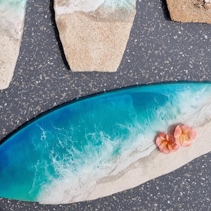 Décoration murale en résine pour planche de surf. Planche de surf de plage en résine. Planche de surf Ocean Art. Décor côtier. Décoration murale plage. Vivez l'amour rire. Art en résine tropicale.