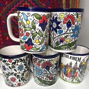 Tazze e mug in ceramica colorate, realizzate e colorate a mano a Hebron, in Palestina.