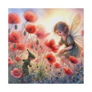 Op de afbeelding: Een fee met vleugels en een groene jurk staat in een veld met rode klaprozen. Een kleine kabouter met een groene hoed en bruine kleding staat op de voorgrond en kijkt naar de fee.