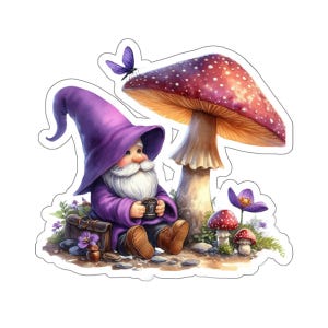 Gnome violet lunatique appréciant le café sous le champignon vénéneux Sticker