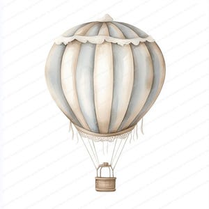 Op de afbeelding: Een aquarel-illustratie van een lichtblauwe en beige luchtballon met een witte kantversiering. De ballon heeft een bruine mand van gevlochten wilgentenen.