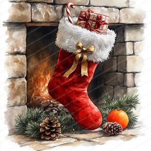 Può includere: Illustrazione ad acquerello di una calza di Natale rossa piena di regali e un bastoncino di zucchero, appesa davanti a un camino. La calza ha un bordo in finta pelliccia bianca e un fiocco dorato. Pigne e un'arancia alla base.