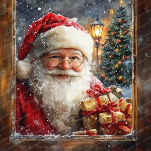Op de afbeelding: Waterverfschilderij van de Kerstman die lacht, gekleed in een rood pak en hoed, met een witte baard en bril. Hij houdt ingepakte cadeaus met rode strikken vast, gezien door een raam met een kerstboom en een lantaarnpaal.
