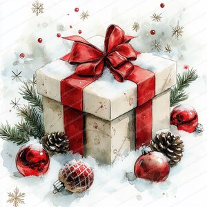 Può includere: Illustrazione ad acquerello di un pacco regalo di Natale con nastro e fiocco rossi. La scatola è circondata da ornamenti rossi, pigne e fiocchi di neve, il tutto in una scena innevata.