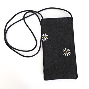 Pochette pour portable en tissu denim noir avec broderie marguerite, pochette bandoulière à sangles, sac à main minimaliste, pochette indispensable