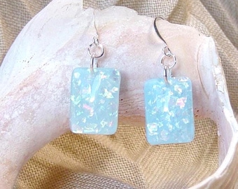Pendientes de resina azul opalescente: Pendientes colgantes bañados en plata