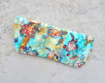 Brillenetui mit türkisfarbenem Meeresschildkröten-Batikmuster: Tropisches Strandbrillenetui
