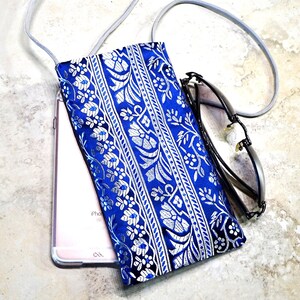 Porte-monnaie pour téléphone - Pochette pour portable - Porte-monnaie en verre - Mini sacoche - Petit sac à main en tissu - Porte-monnaie Just the Essentials - Sac en satin bleu et argent