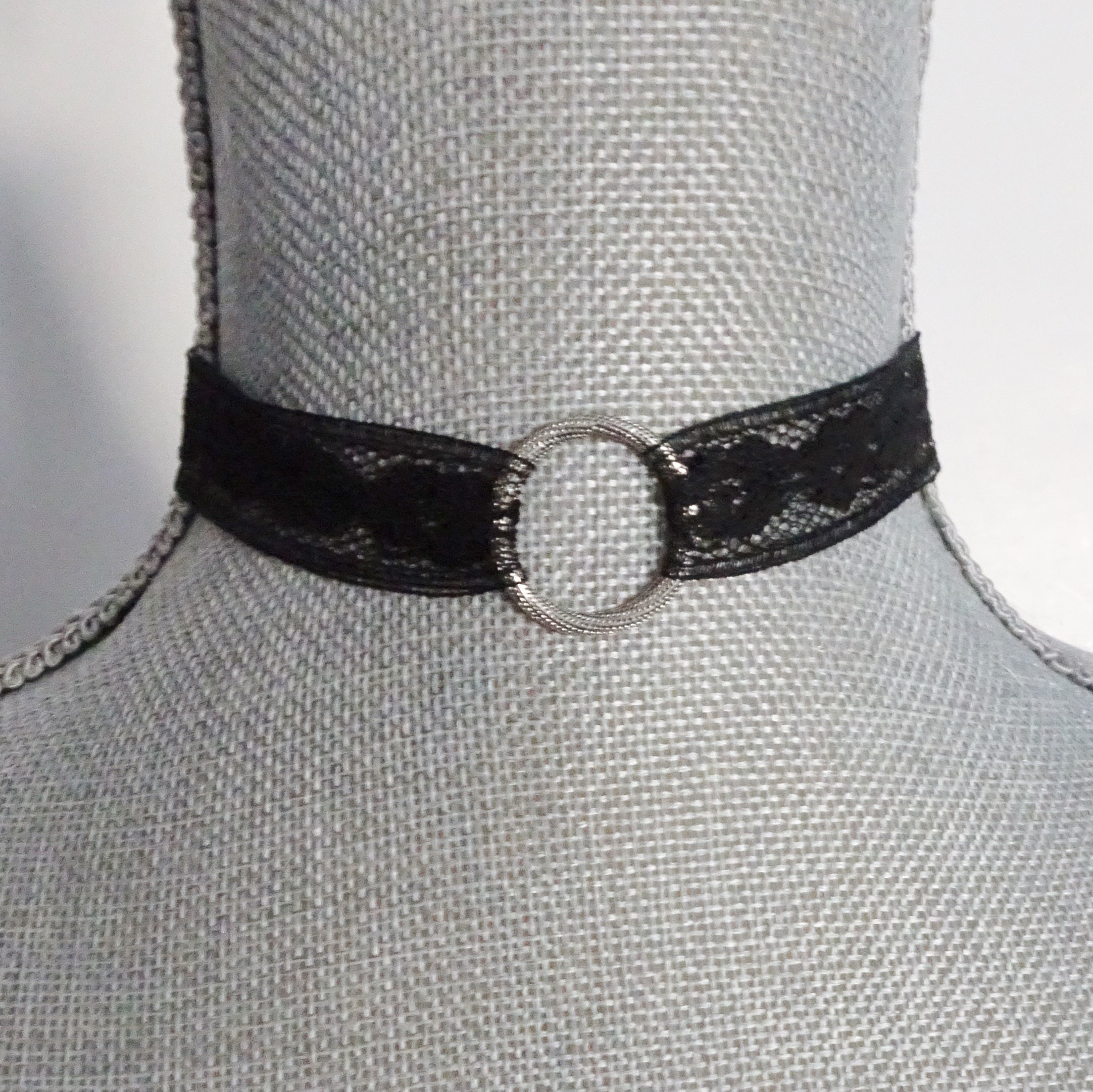 Collana Girocollo Gotico Elegante In Pizzo Nero Con Ciondolo Pietra Rossa E Diadema Bronzo, Nickel Free, Regalo Donna
