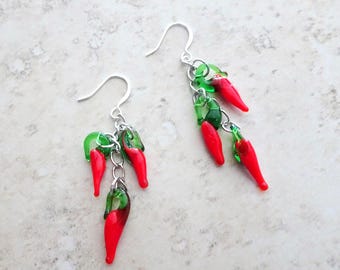 Kolczyki z koralików szklanych z papryczką chili: kiczowata biżuteria z warzywami na lato