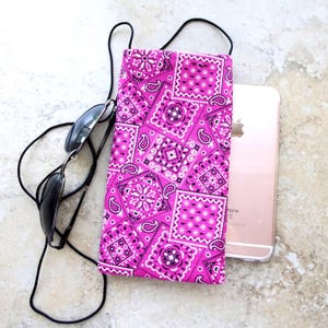 Pochette pour portable - sac à main pour téléphone - sac en tissu bandana rose - sac à main pour lunettes - sacoche bohème - country western - cadeau pour elle - pochette à bandoulière