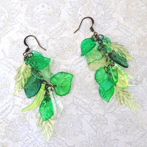 Pendientes de disfraz de hiedra venenosa, pendientes de hoja verde, pendientes verdes, pendientes de disfraz de Halloween, pendientes colgantes, pendientes de disfraz de duendecillo