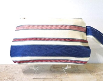 Monedero náutico: bolso de mano con cremallera y rayas, neceser de maquillaje.