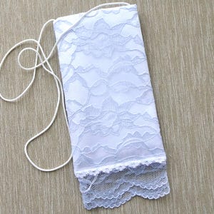 Pochette pour téléphone portable - pochette en dentelle bleue et tissu blanc - sac à main pour lunettes - pochette à sangles - sac à main de la mariée - cadeau de douche nuptiale - pochette en dentelle bleue