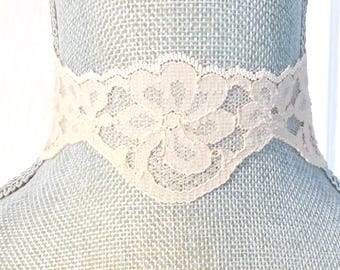 Gargantilla de encaje ruborizado: joyería nupcial floral vintage