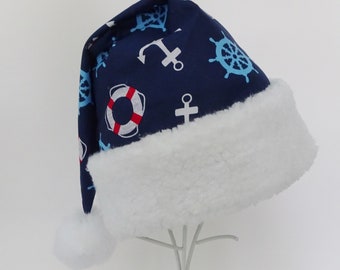 Drôle De Jeune Homme Avec Chapeau De Père Noël Dans Une Chemise Dépouillé  Bleu Et Tenant L'accessoire De Décoration