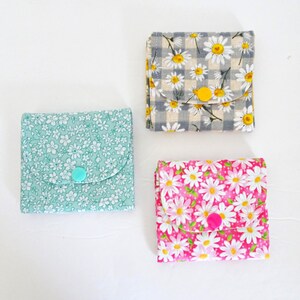 Geldbörse mit Blumenmuster, Mini-Brieftasche mit drei Fächern und Druckknopfverschluss
