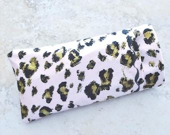 Estojo duplo para óculos: tecido com estampa de leopardo rosa, para 2 pares de óculos.