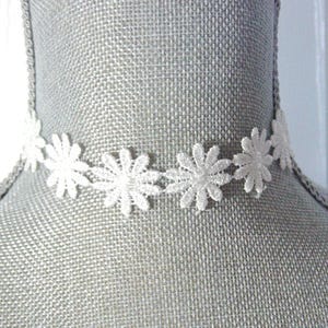 Daisy Flower Choker, White Embroidered Daisies, Bride&#39;s Necklace, Hipster, White Daisy Flower Choker, Wedding Choker, Retro