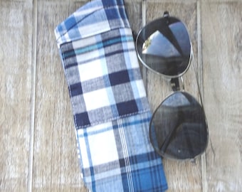 Kariertes Brillenetui: Blaues Stofftäschchen