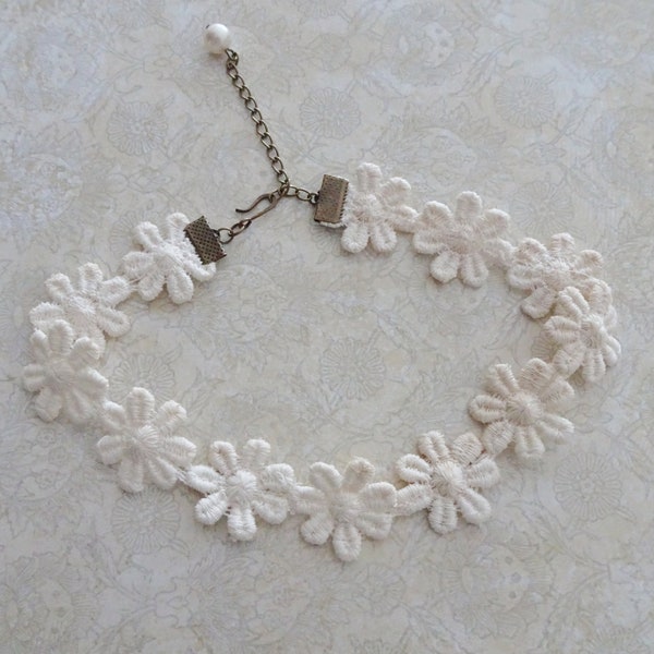 Daisy Flower Choker, Vintage Ivory Flower Trim Choker, Bride's Choker, Hippie Costume Choker , Mod, 60's, Hipster, Flower Child