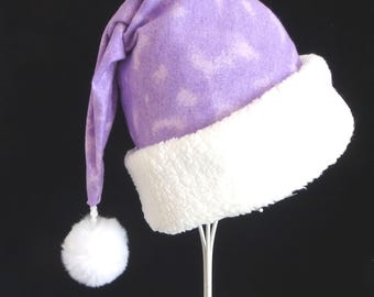 Gorro de Papá Noel morado con estampado tie-dye, de franela con ala de piel sintética tipo sherpa.