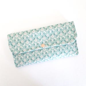 Cartera estilo sobre de tres compartimentos de tela de algodón con estampado floral color aguamarina, cartera minimalista con tres bolsillos, estilo rústico elegante, cartera organizadora de tela con estampado floral