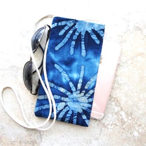 Pochette pour téléphone portable - Porte-monnaie pour téléphone - Étui à lunettes - Pochette à sangles en tissu batik bleu - Tropical - Sac bohème - Mini sacoche - Porte-monnaie pour téléphone portable