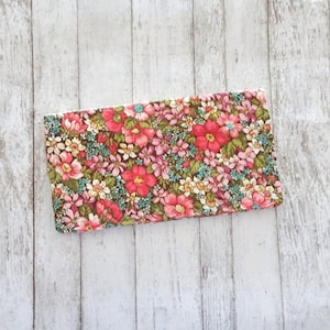 Protège-chéquier - Étui en tissu rose à fleurs - Porte-monnaie à rabat - Organiseur de chéquier - Kitsch country - Cottage chic - Cadeau pour maman