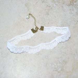 Ivory Lace Choker Necklace: Vintage Bridal Style with Pearl Accent