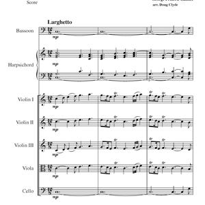 Può includere: Partitura musicale per "Il Messia" di George Frideric Handel, arrangiata da Doug Clyde. La partitura include parti per fagotto, clavicembalo, violino I, violino II, violino III, viola e violoncello. Il titolo "Il Messia" e il numero del movimento "13. Pifa" sono stampati in cima alla pagina. L'indicazione di tempo "Larghetto" è stampata sopra il primo tempo.