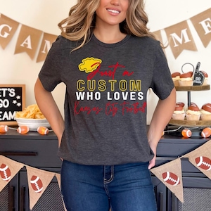 Aanpasbaar gewoon een CUSTOM Who Loves Kansas City Football Chiefs T-shirt T-shirt cadeau voor vader moeder Coach Teacher Chiefs KC normaal tot plus size