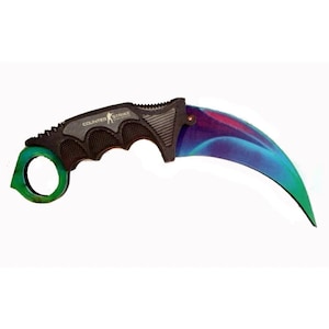 Puede incluir: Un cuchillo karambit negro y verde con una hoja arcoíris. El mango tiene las palabras "Counter Strike" impresas.