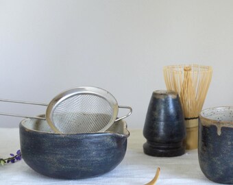 Cuenco de matcha negro con pico y soporte para batidor interior verde claro para amantes del matcha. Juego de matcha hecho a mano para mañanas zen y hogar japonés.