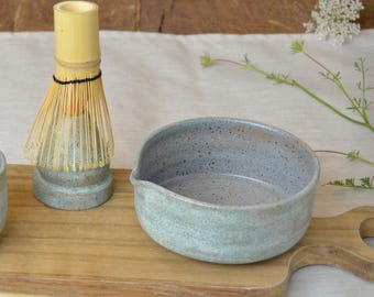 Cuenco de cerámica para matcha con pico y soporte para batidor para rituales lentos, chawan hecho a mano para momentos de meditación, regalo para hogares tranquilos.