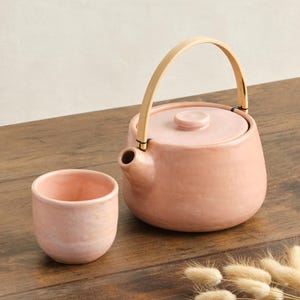 Tetera de cerámica rosa con colador, hecha a mano, 500 ml (17 oz). Un regalo acogedor para el hogar, ideal para los amantes del té.