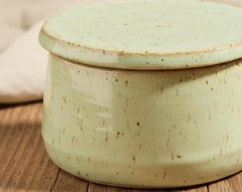 Beurrier vert menthe avec couvercle – Beurrier artisanal en céramique style vintage pour les cuisines familiales