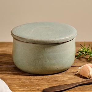 Burriera francese in ceramica blu con coperchio e spatola in legno inclusa.