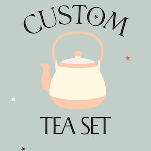 Op de afbeelding: Illustratie van een crèmekleurige theepot met perzikaccenten, met de tekst "CUSTOM TEA SET" in zwarte letters. Het ontwerp bevat kleine ster- en golfafbeeldingen op een lichtblauwe achtergrond. "AL MAR CERAMICS" staat onderaan.