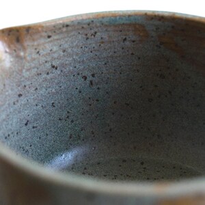 Deep handmade matcha chawan in matte teal glaze. Styled in a minimal setting with natural textures, this 550 ml bowl adds elegance to mindful rituals and is ideal for generous matcha servings or tea lattes.