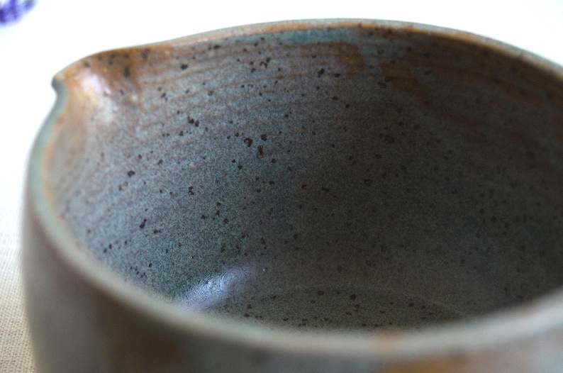Deep handmade matcha chawan in matte teal glaze. Styled in a minimal setting with natural textures, this 550 ml bowl adds elegance to mindful rituals and is ideal for generous matcha servings or tea lattes.