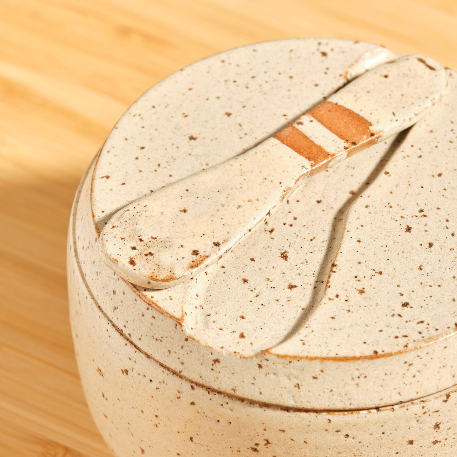 Ceramic butter keeper handmade rustic butter crock with knife speckled stoneware butter dish with lid gift for cozy kitchens - Beige