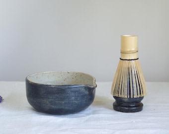 Cuenco de matcha negro con pico y soporte para batidor con interior de crema de lima para amantes del matcha. Juego de matcha hecho a mano para mañanas zen y hogar japonés.