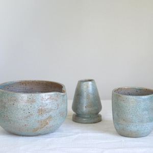 Ceramic matcha bowl and whisk holder styled in a slow-living kitchen. The large bowl size and subdued glaze suit generous matcha servings, mindful routines and thoughtful daily habits.