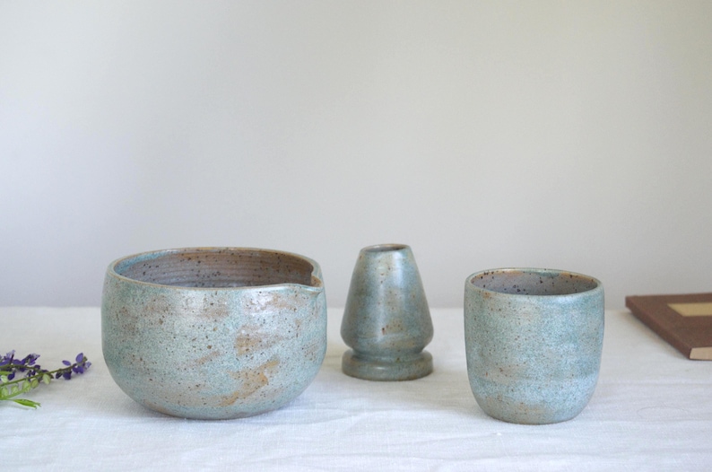 Ceramic matcha bowl and whisk holder styled in a slow-living kitchen. The large bowl size and subdued glaze suit generous matcha servings, mindful routines and thoughtful daily habits.