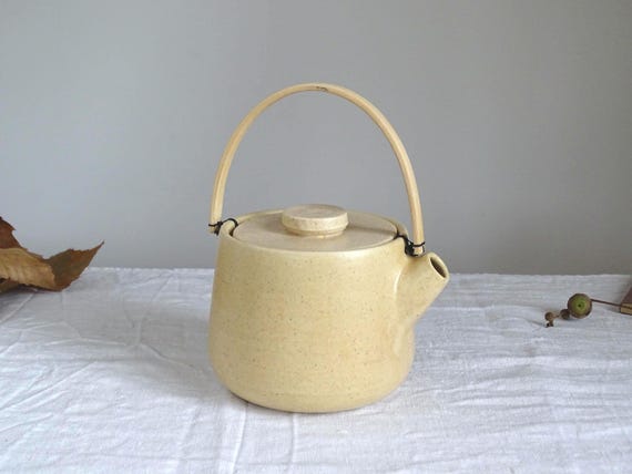 Handgemachte Keramik-Teekanne beige gesprenkelt 500 ml mit Bambusgriff, Teekanne aus Steinzeug handgefertigt, Geschenk zu Weihnachten