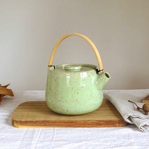 Handgemaakt keramisch theeservies: mintgroene theepot van steengoed met bamboe handvat