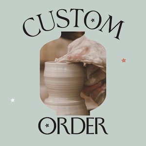Puede incluir: Fondo verde claro con las palabras "CUSTOM ORDER" en escritura negra. La imagen presenta a un alfarero trabajando en un jarrón de cerámica blanco. Se ven las manos del alfarero y un paño, dando forma al jarrón. Pequeños gráficos en forma de estrella están dispersos alrededor del texto.