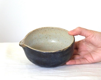 Cuenco de cerámica negra para matcha hecho a mano con pico vertedor y soporte para batidor